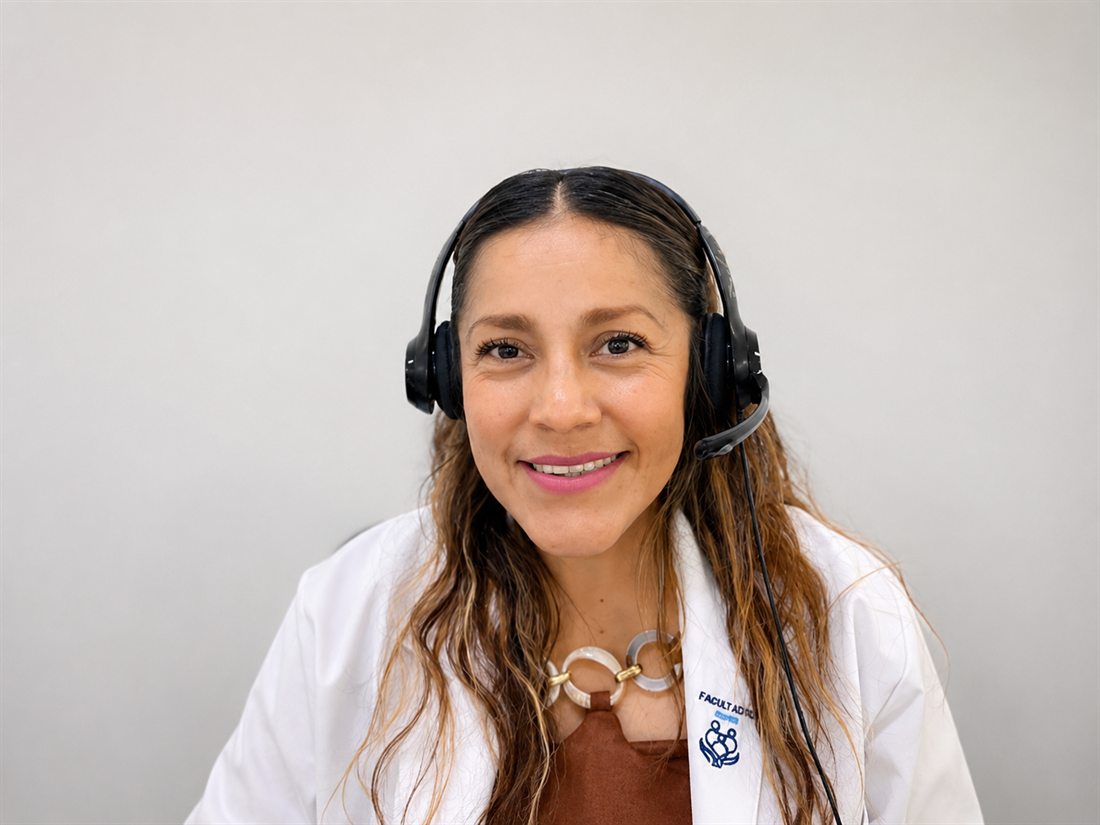 Profesional del equipo clínico de FCH en consulta de telemedicina