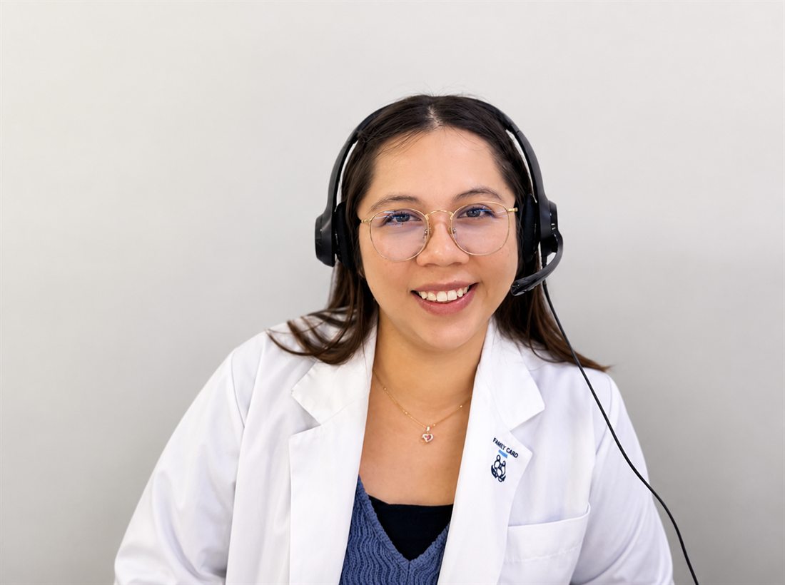 Profesional del equipo clínico de FCH durante una videoconsulta
